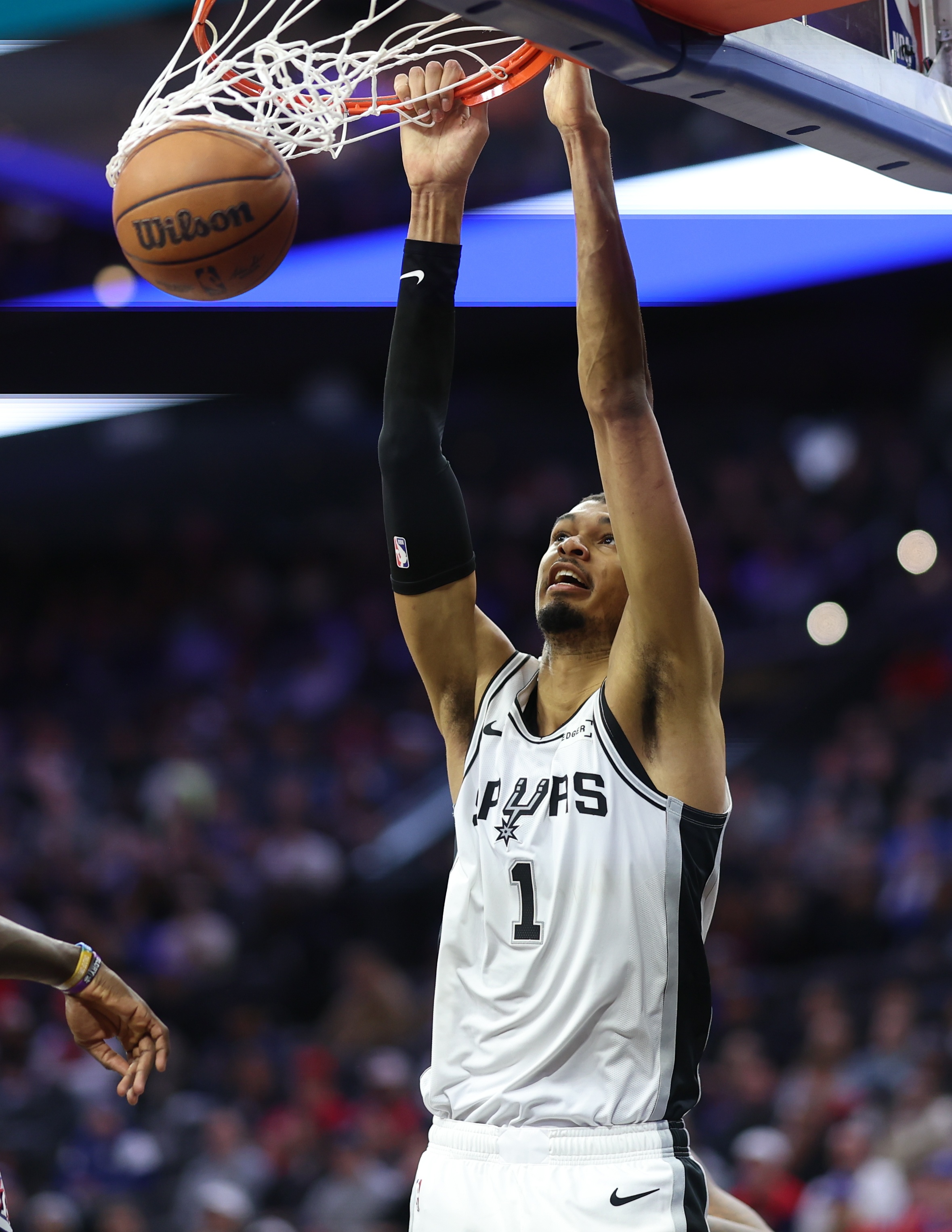 v体育-文班：上次输给黄蜂我有很大责任 今天我们攻防两端都压制了他们